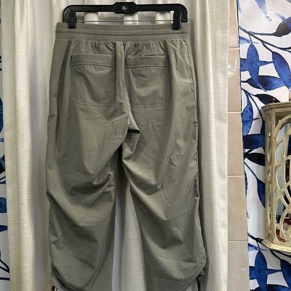 NWT Women’s Khaki’s & Co. Polyester & Spandex Elastic Waist Cargo Pants Size 6 - Picture 8 of 10